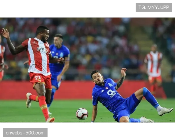 本菲卡球迷持香蕉在皇马奖杯室拍照，被指带有种族歧视意味