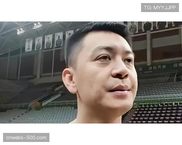 镜头下的沉稳：杨鸣赛前踩场时独自徘徊，拒绝媒体采访